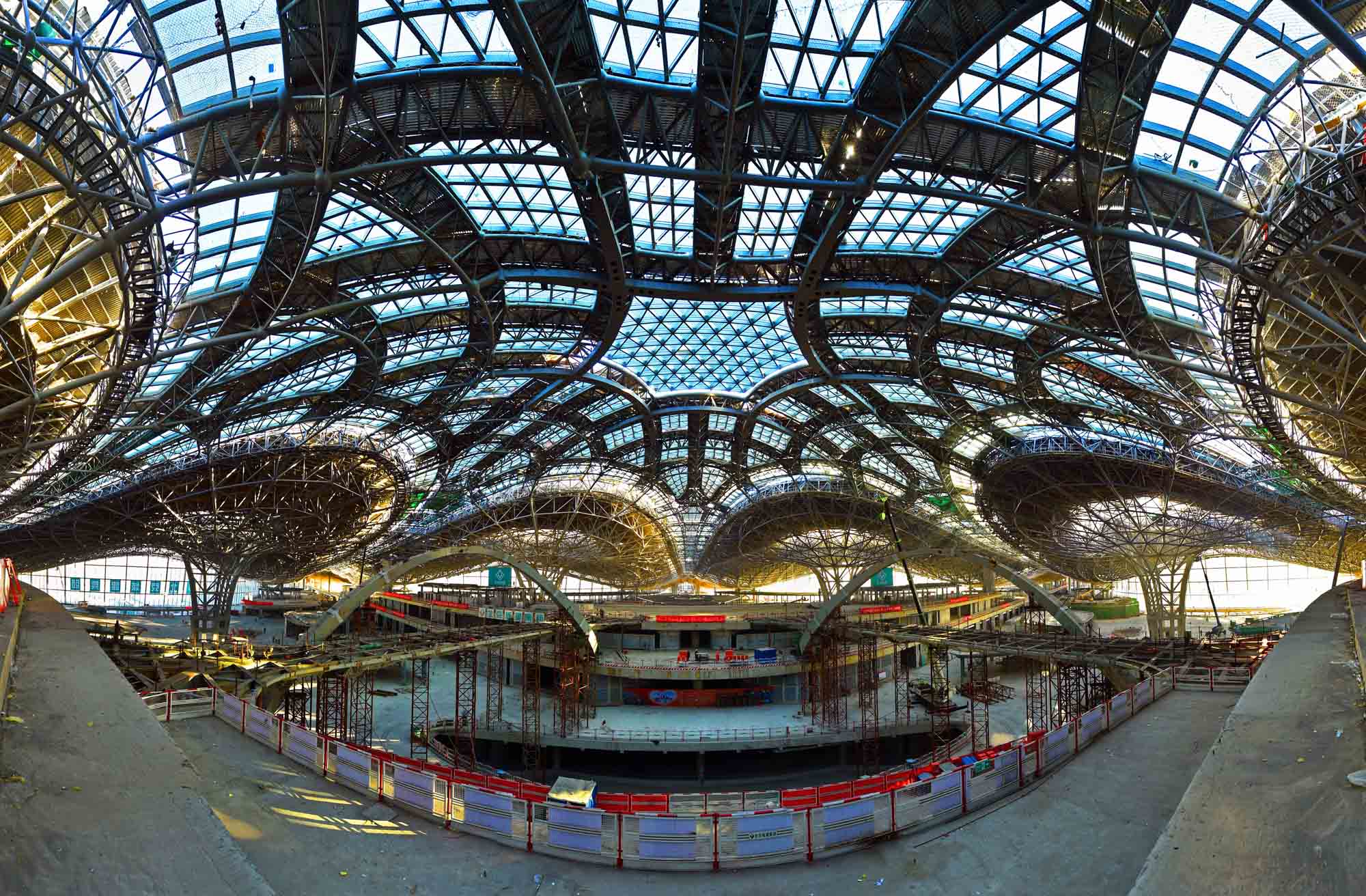 北京新机场主航站楼工程封顶封围